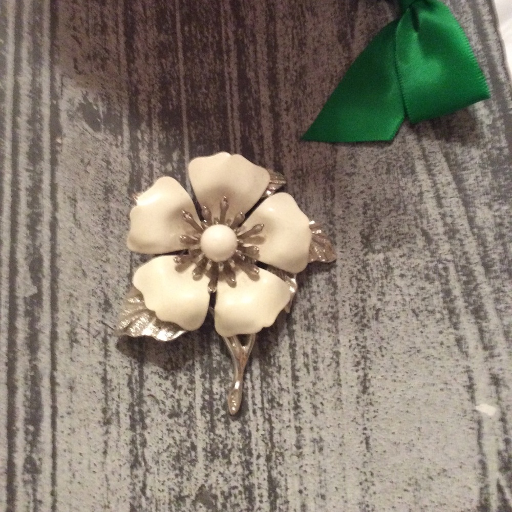 Sarah Coventry White Enamel Flower Brooch